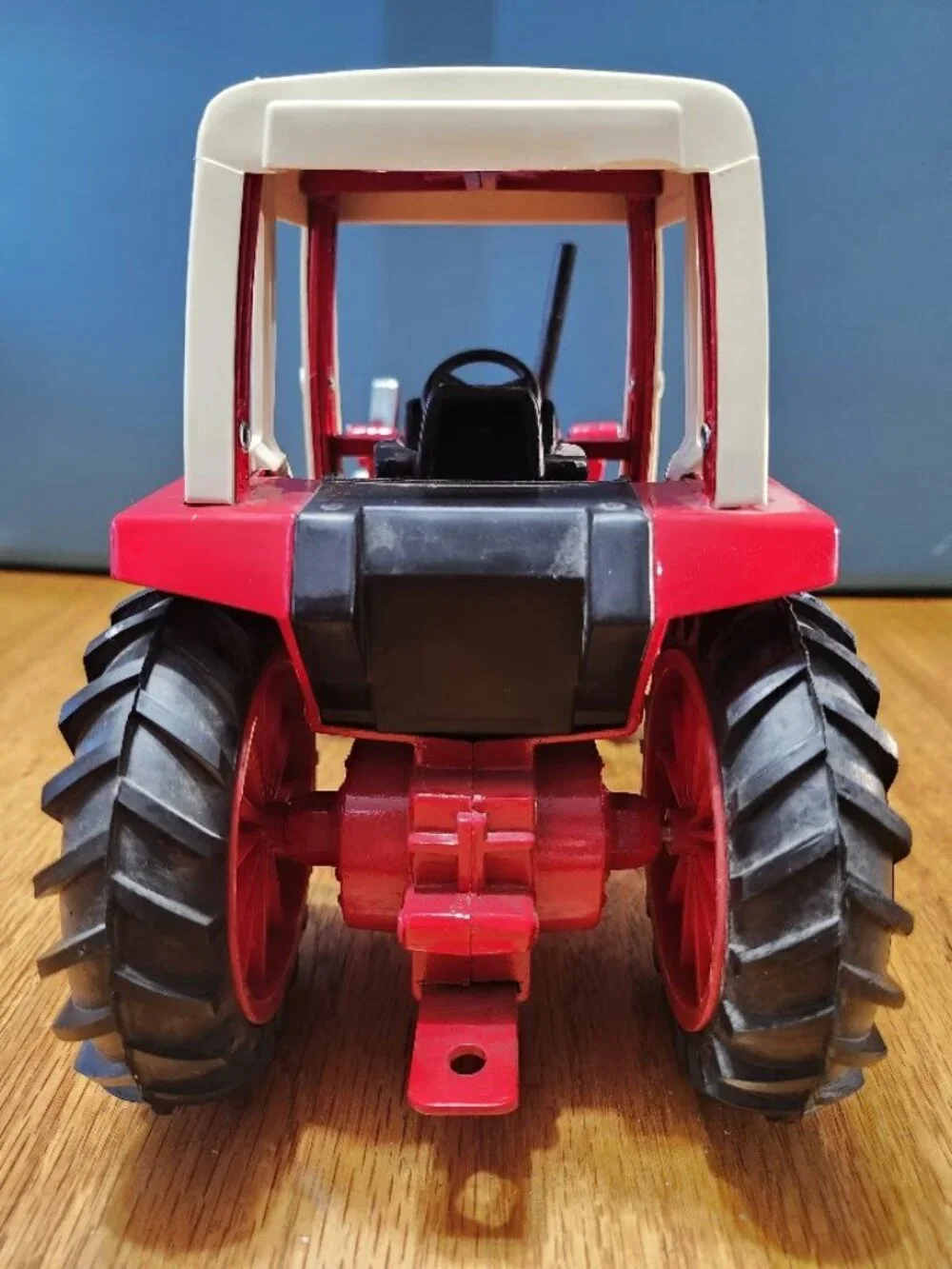 Ertl International 1586 Tractor with Endloader 1/16 scale w/scoop Die cast metal